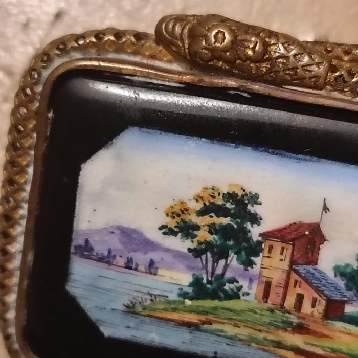 Alfinete de peito procelana e metal em forma de cobra