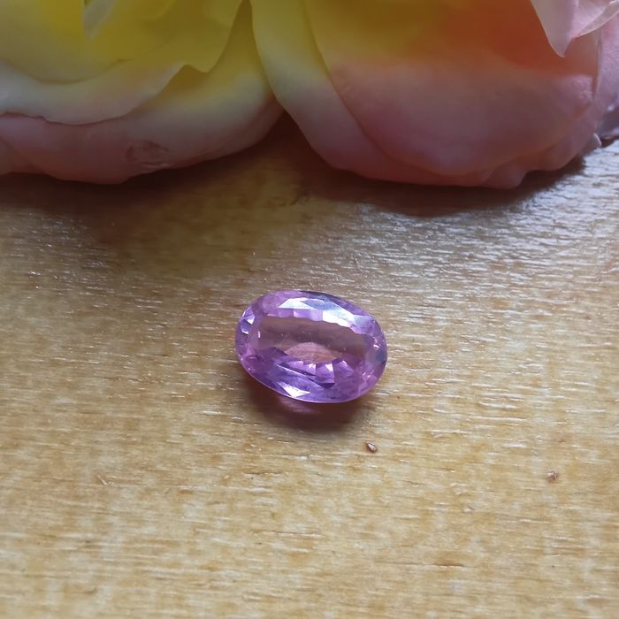 kunzite cor-de-rosa em corte oval — 7.05 ct
