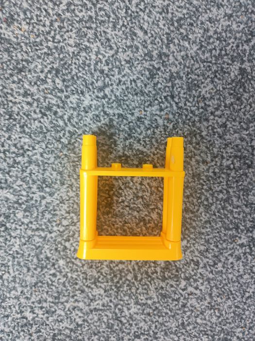 Pociąg na baterie jeżdżący po plastikowych torach