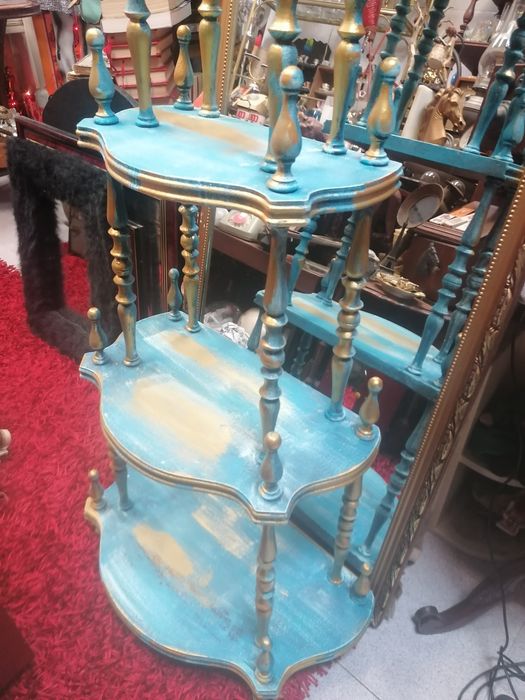 Estante em tons de azul e dourado