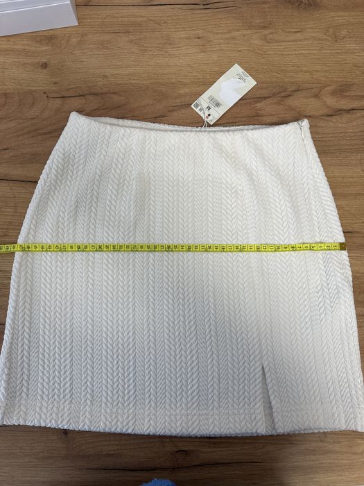 Спідниця білого кольору