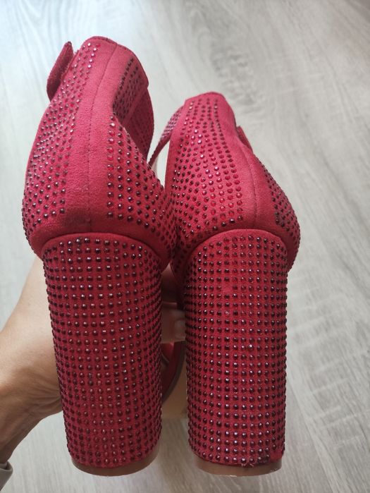 Czerwone buty na słupku
