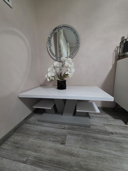 Stolik kawowy z dwoma półeczkami w stanie bardzo dobry