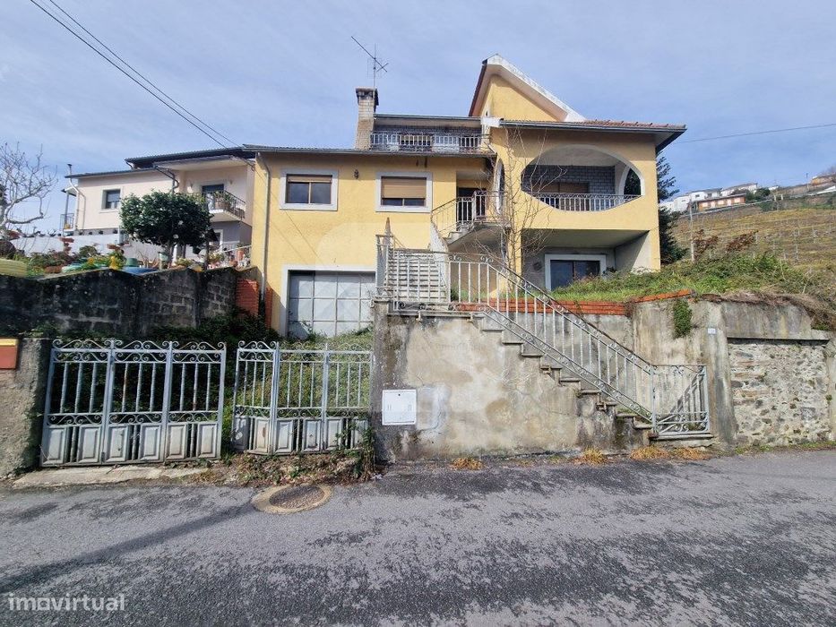 Moradia com 3 Pisos e Logradouro em Loureiro, Peso da Régua