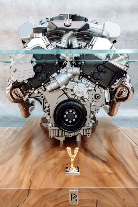 Stolik z silnika Rolls-Royce Phantom 6.75 V12 Stolik  z bloku silnika