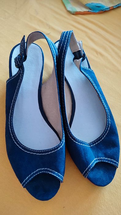 Zamszowe sandałki na koturnie