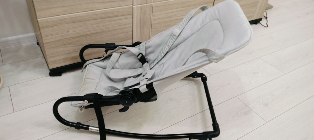 Leżaczek-bujaczek Carena