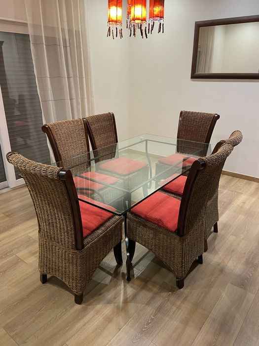 Conjunto de mesa de jantar em vidro + 6 cadeiras em vime