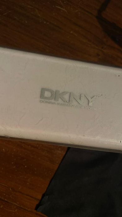 Óculos de sol usados DKNY