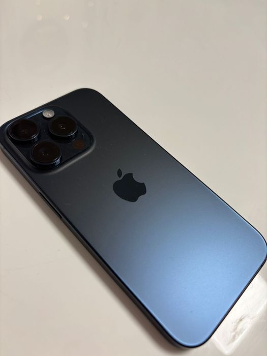 iPhone 15 pro / 128 GB, niebieski, bateria 88%, szkło + case