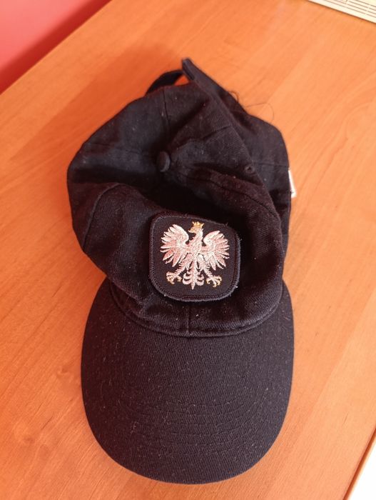 Czapka z daszkiem z orzełkiem