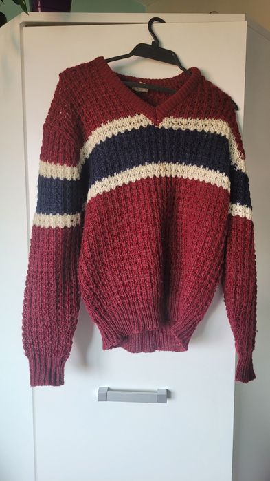 Sweter dekolt wełna