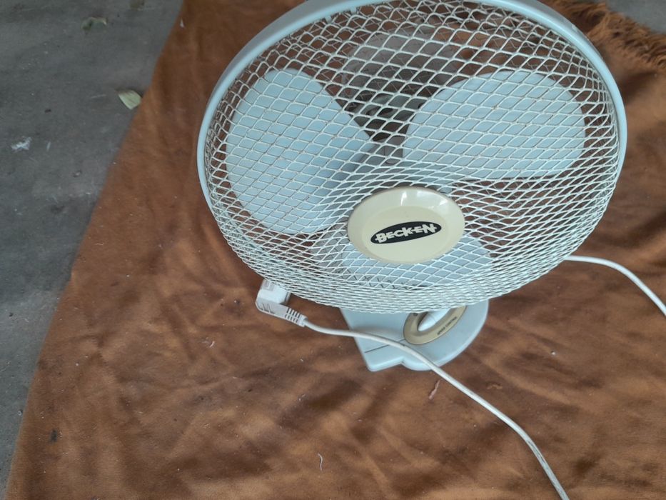 Ventilador pequena a funciona duas velocidades giratória