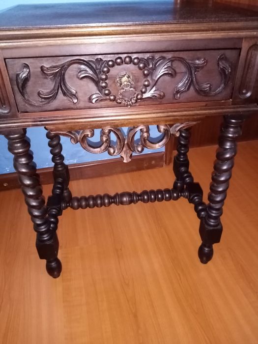 Cama de casal com estrado e 2 mesinhas cabeceira