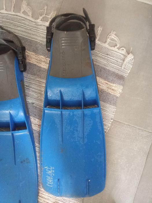 Barbatanas de mergulho com garrafas