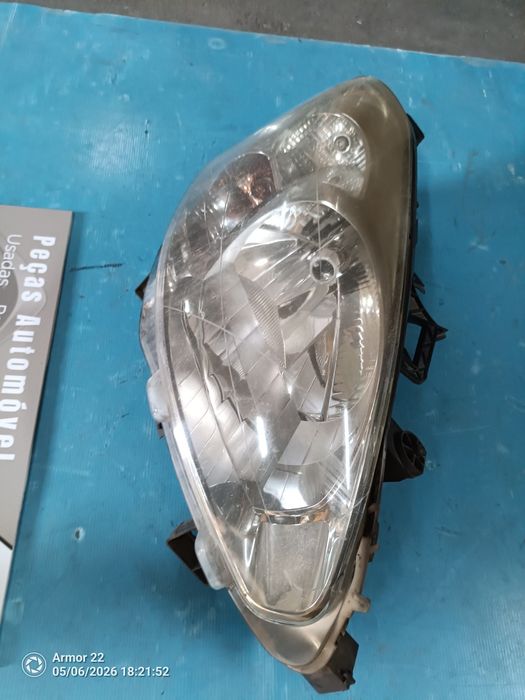 Farol direito Peugeot partner 2015