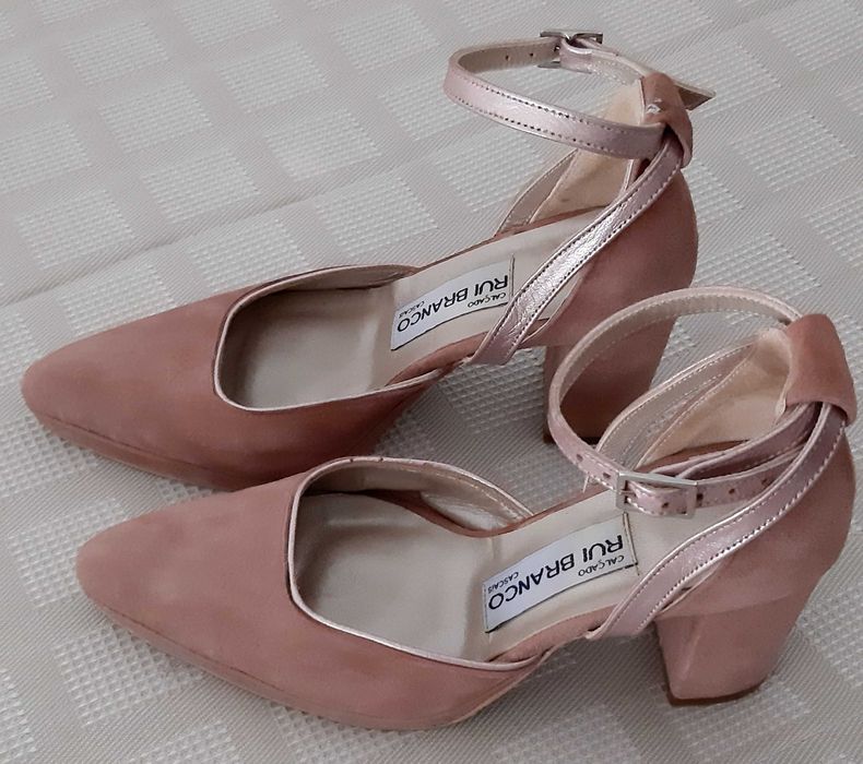 Sapatos novos feitos à mão