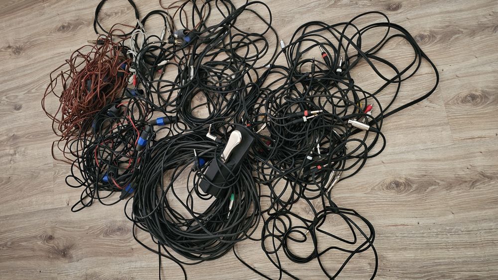 Sprzęt muzyczny, mikrofony,stojaki,futerał,kable itp