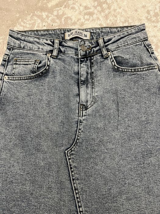 Джинсова юбка та джинси сірого кольору