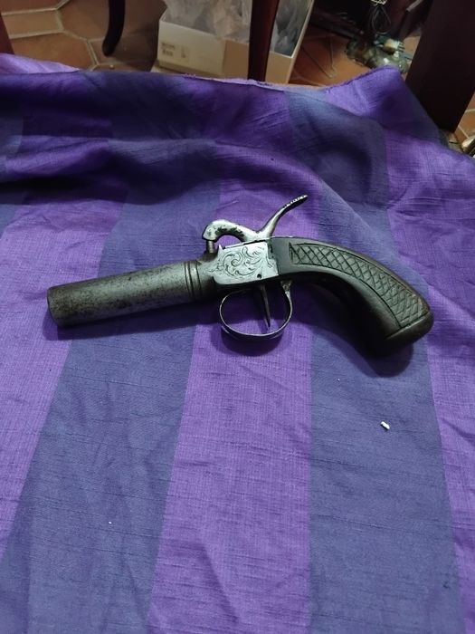 Pistola antiga de carregar pela boca