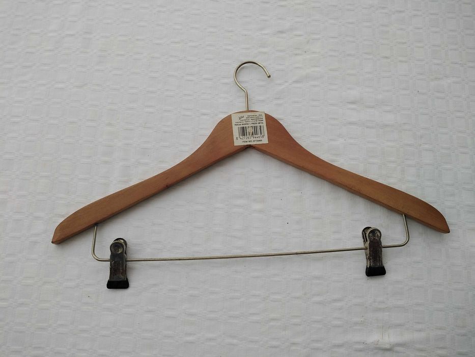 Dois Cabides, um em metal, outro em madeira