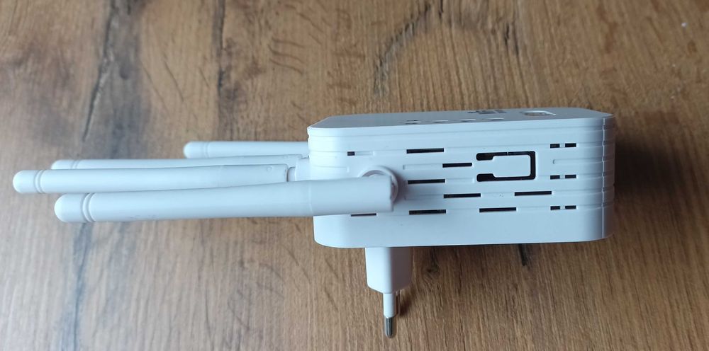WIFI - extender / repeater Wzmacniacz sygnalu. 300 MBs 2.4 Ghz