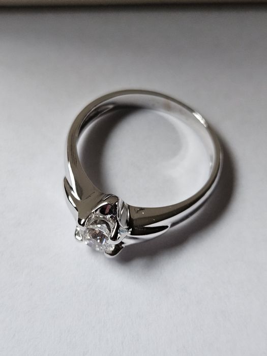 Złoty pierścionek z brylantem YES stan idealny