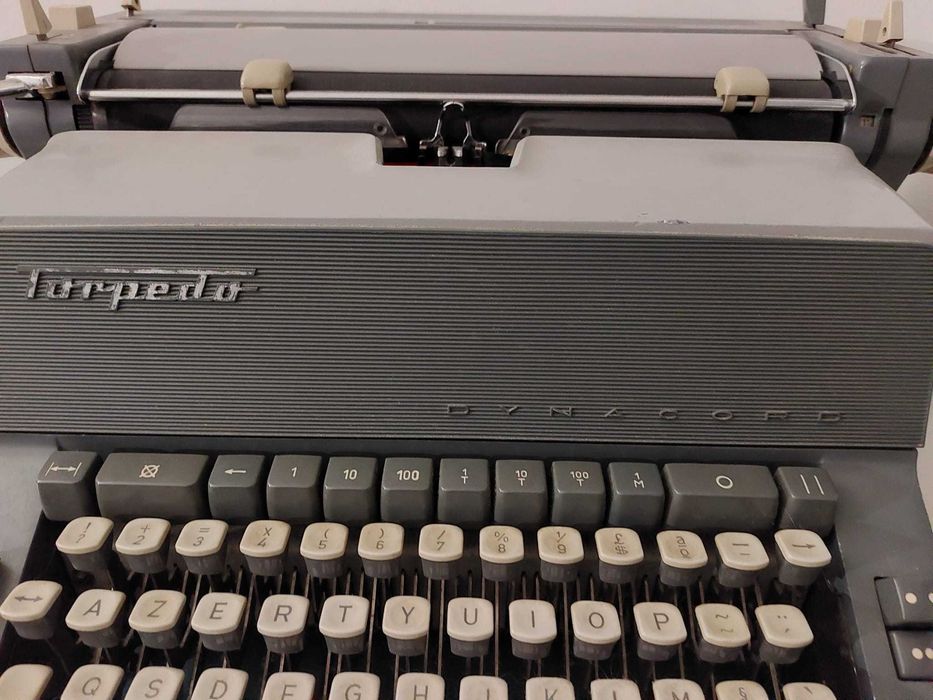 Máquina de escrever antiga Torpedo Dynacord