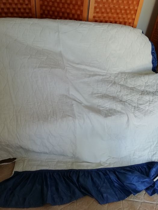 Vendo colcha branca e azul para cama de casal