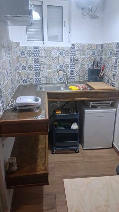 Arrenda-se T0, espaço muito pequeno, colado a moradia.