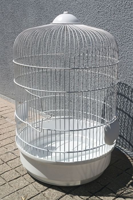 Gaiola redonda e branca para aves de pequeno porte