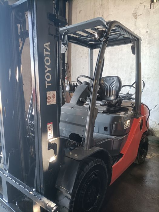 Empilhador Toyota 8FG25 ano 2017 gas