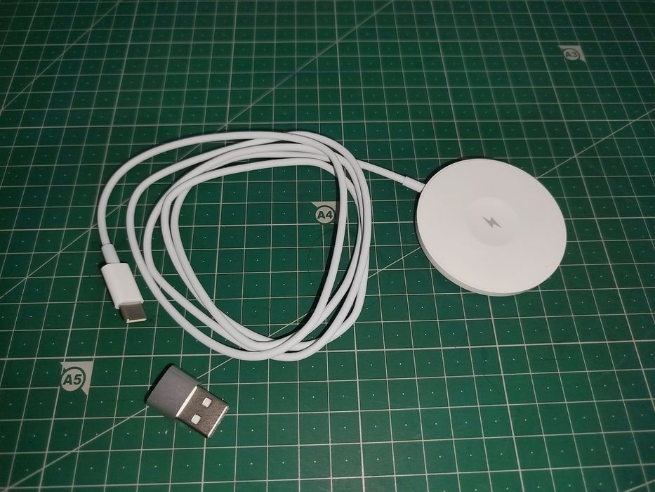 Estação de carregamento USB e vários cabos