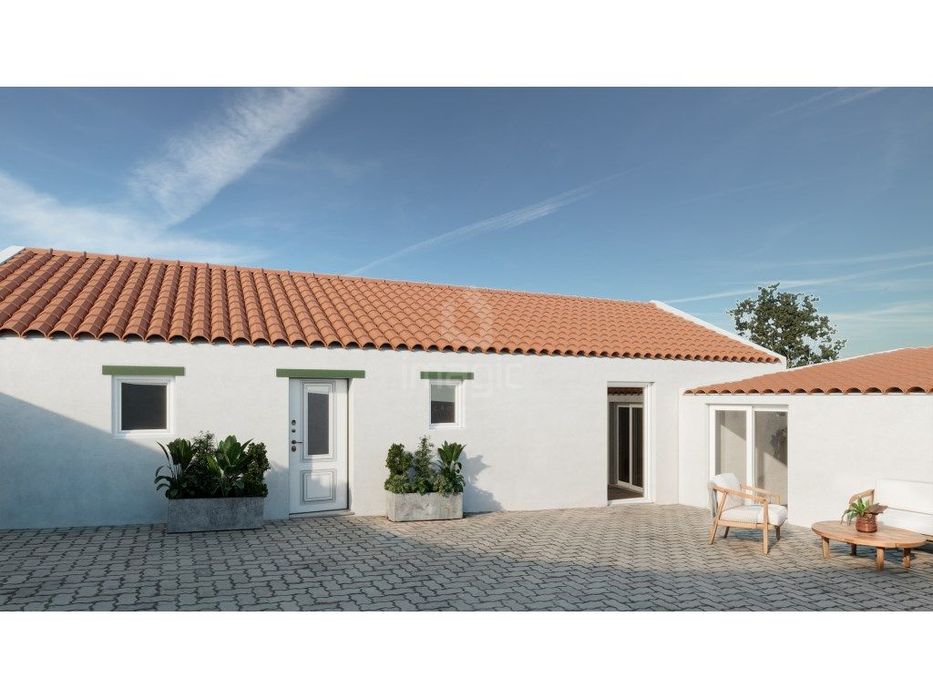 Moradia térrea com logradouro e pátio em São Pedro da Cadeira.