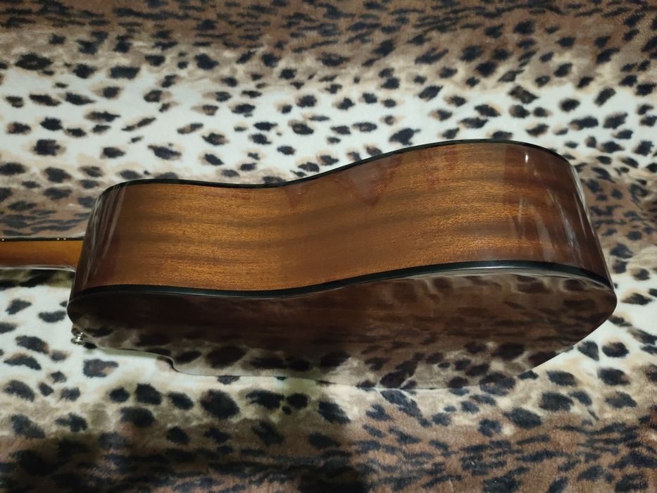 Продам акустическую гитару