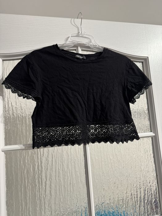 Czarny crop top z koronką