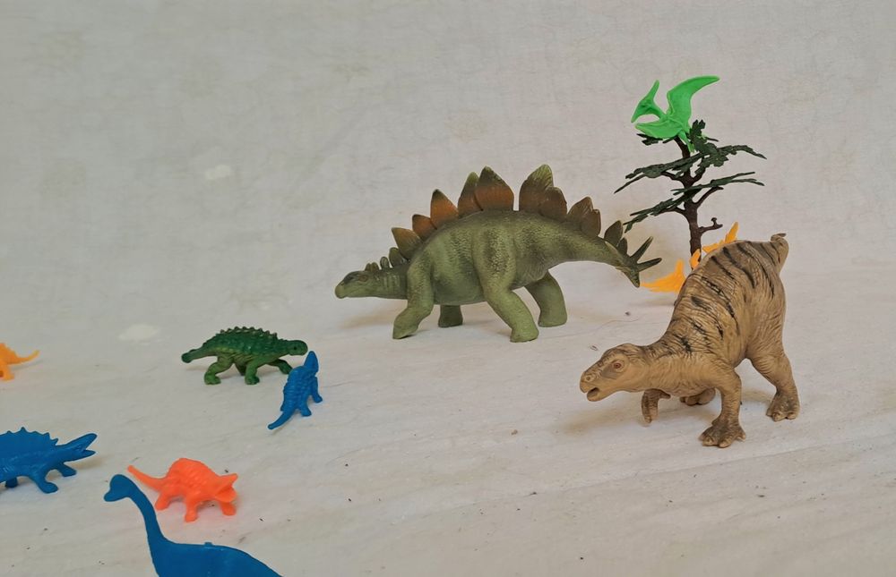 Conjunto de 20 Dinossauros + árvore
