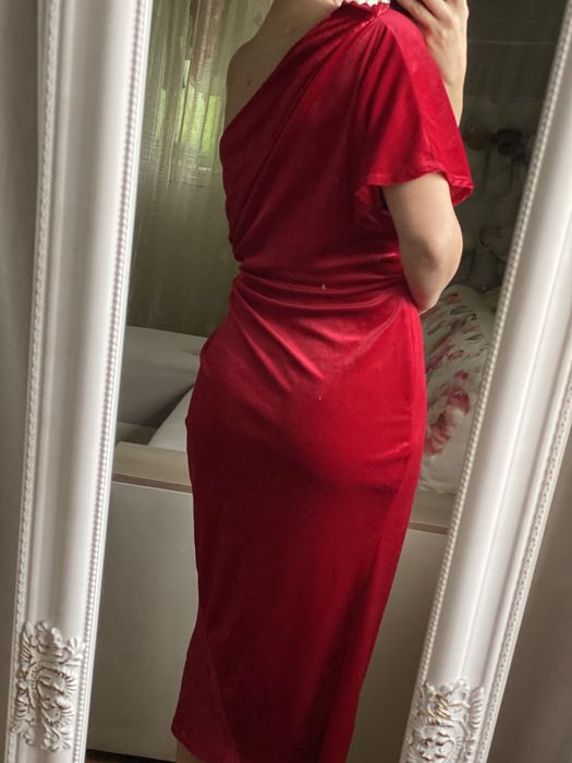 Нарядное вечернее коасное велюровое платье по фигуре на одно плечо