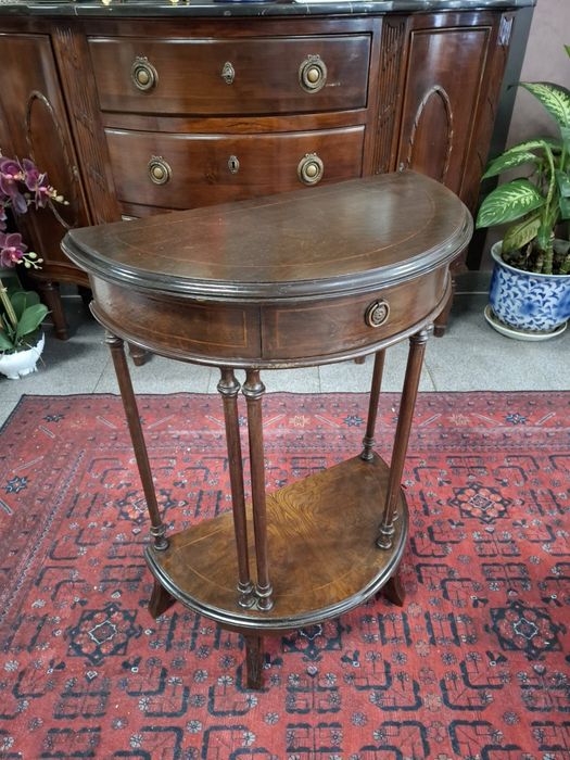 Mesa meia-lua antiga.