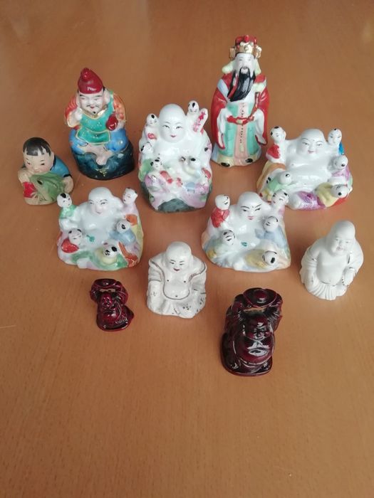Conjunto de Budas em loiça.