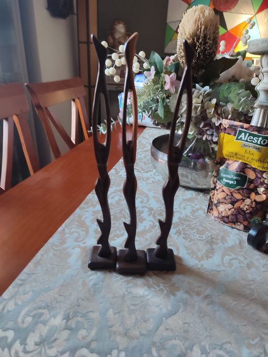 Estatueta em madeira