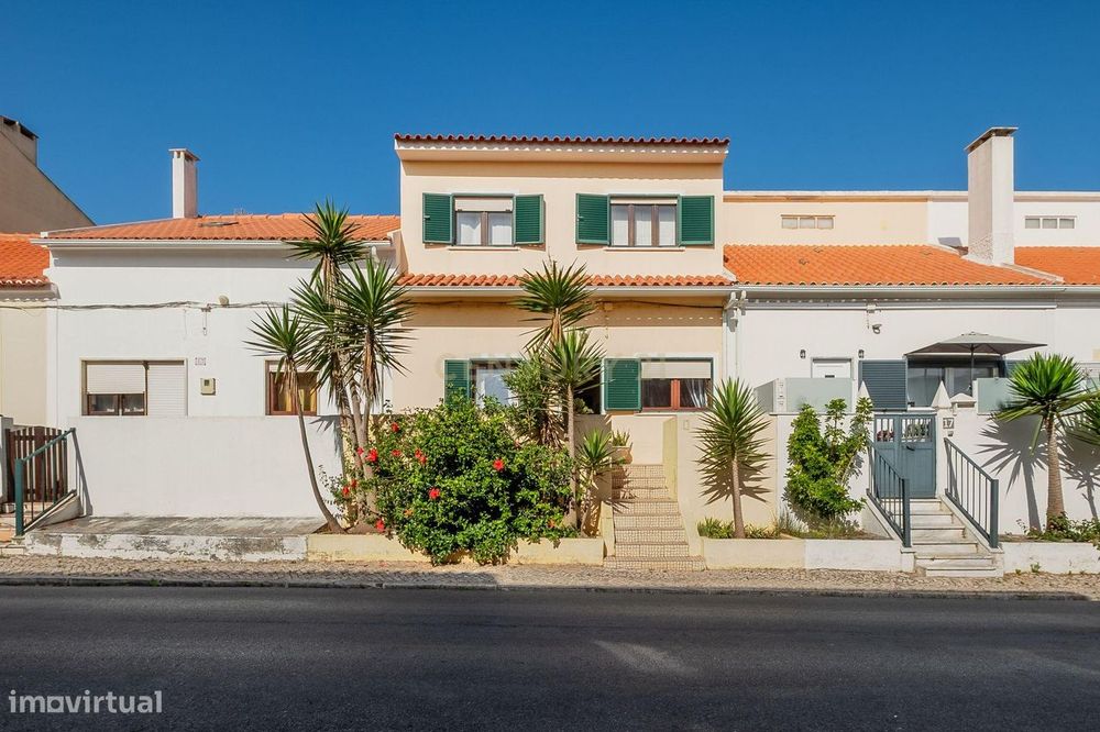 Moradia T4 em Santa Cruz, com excelente localização