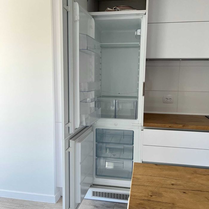 Продам простору квартиру-студію з панорамним виглядом по Коновальця