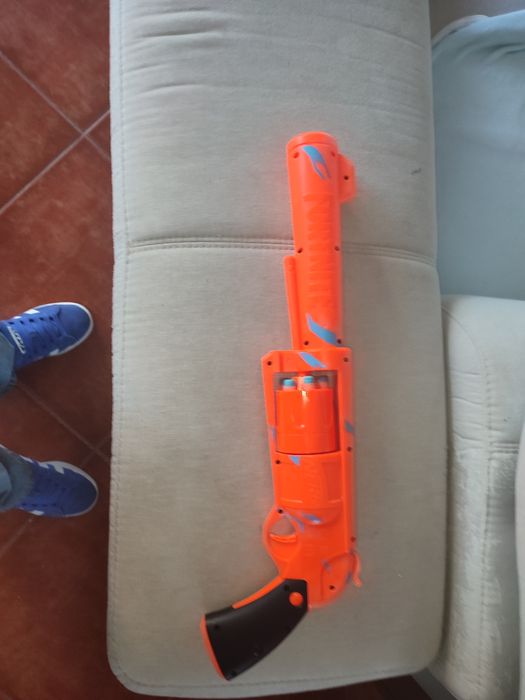 Pistola Nerf laranja com listas azuis