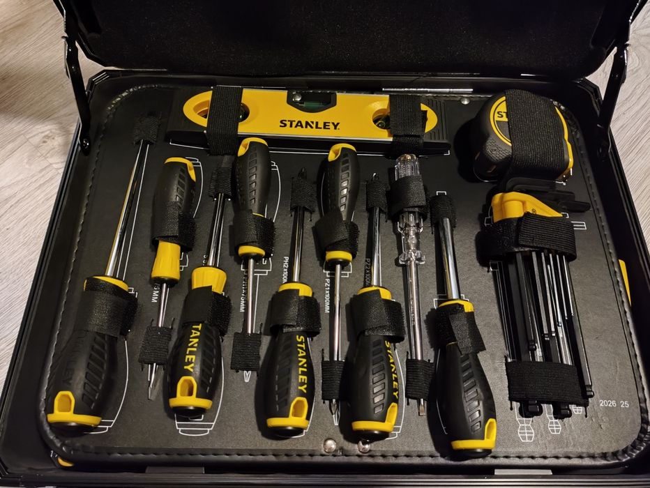 Zestaw narzędzi Stanley 142 szt, walizka