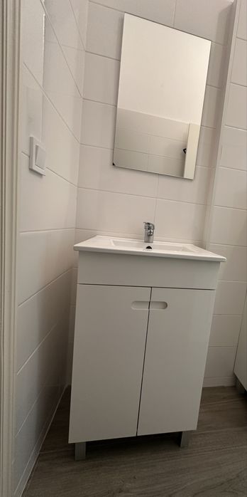 2 Moveis de casa de banho com espelho e torneira