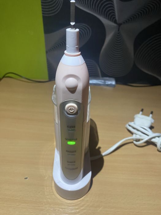 elektryczną szczoteczkę do zębów Nevadent z ładowarką.