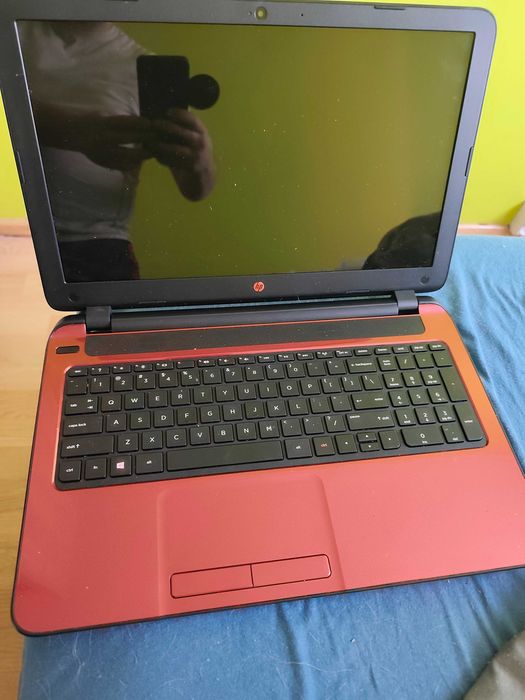 Laptop HP 15 , dziala tylko pod ładowarka ,