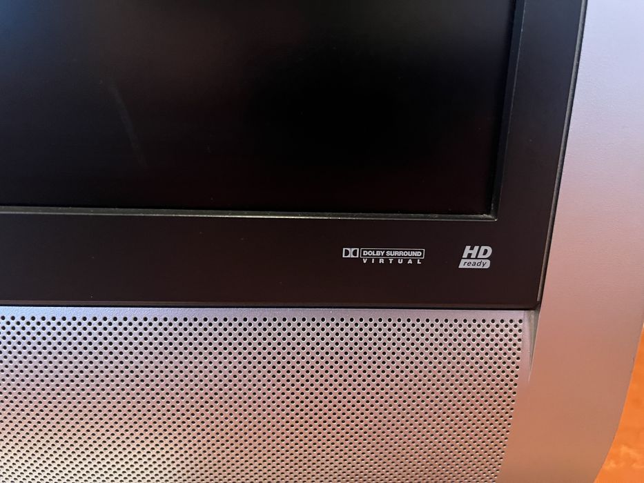 Televisão Grundig Lenaro (Cinza Prateada) – Excelente Estado + Cabo HDMI