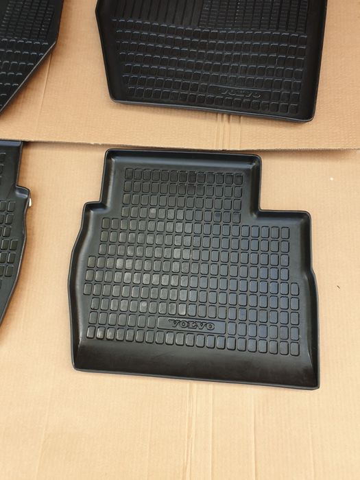 Dywaniki plastikowe volvo 340/360  88 rok ORYGINALNE VOLVO